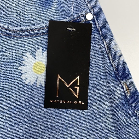 Material Girl Floral Raw Hem Shorts NWT Size 9 - Picture 3 of 9